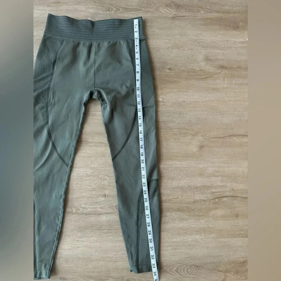 H&M DryMove™ Seamless Shaping Sports Leggings in Olive Green SZ M - Picture 4 of 6